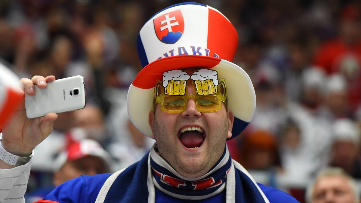 ...während dieser Zuschauer aus der Slowakei seine tolle Bierbrille präsentiert