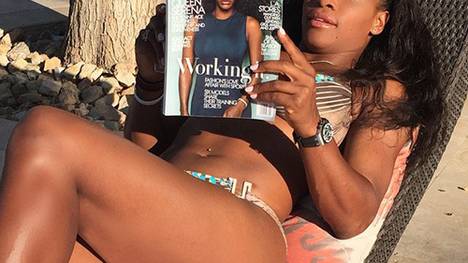 Sonnige Auszeit mit guter Lektüre: Serena Williams liest "ihr" Magazin.