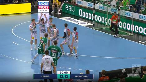 Die Handballer des SC DHfK Leipzig haben in der Bundesliga den dritten Sieg nacheinander verpasst. Das Team von Trainer Runar Sigtryggsson musste sich am Freitagabend vor heimischer Kulisse der TSV Hannover-Burgdorf mit 26:27 (12:12) geschlagen geben.