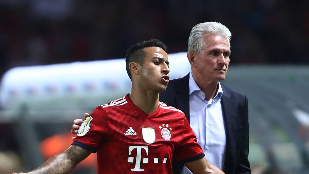 Der Verein würde ihm diesen Weg nicht mehr verbauen, wenn auch für einen stattlichen Preis. Ab einer Ablöse um die 80 Millionen Euro wäre Bayern bereit zu Verhandlungen, heißt es. Zumal die Verantwortlichen den Kader eher verkleinern als aufstocken wollen