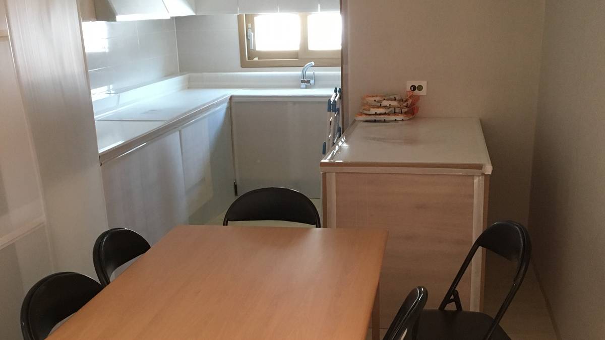 Ein gemeinsamer Wohn- und Essbereich im Zentrum der einzelnen Unterkünfte dient als Treffpunkt für die Bewohner