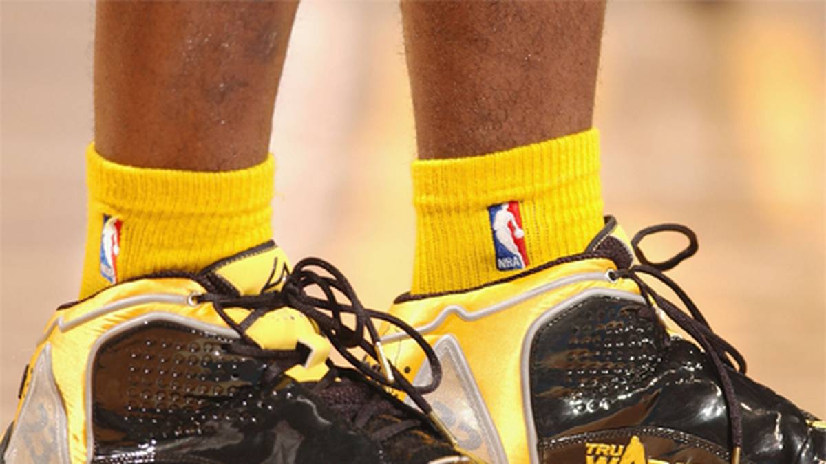 Als er noch als Ron  Artest bekannt ist, trägt er seinen Spitznamen "Tru Warier" auf der Innenseite...