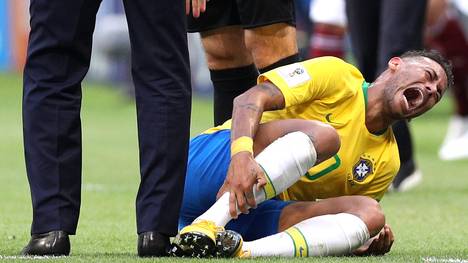 Neymar schreit vor Schmerz nach einem Tritt von Mexikos Layun