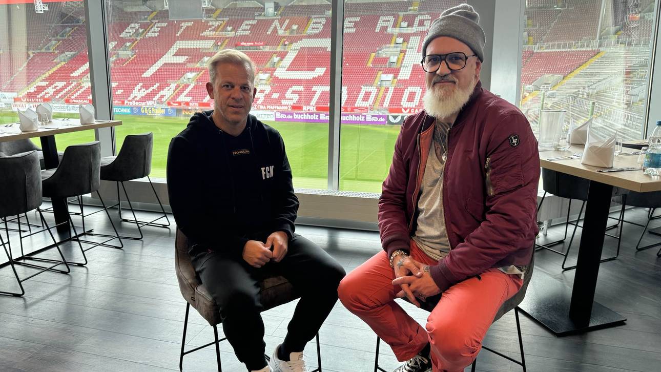 SPORT1-Reporter Reinhard Franke (r.) im Gespräch mit FCK-Coach Markus Anfang