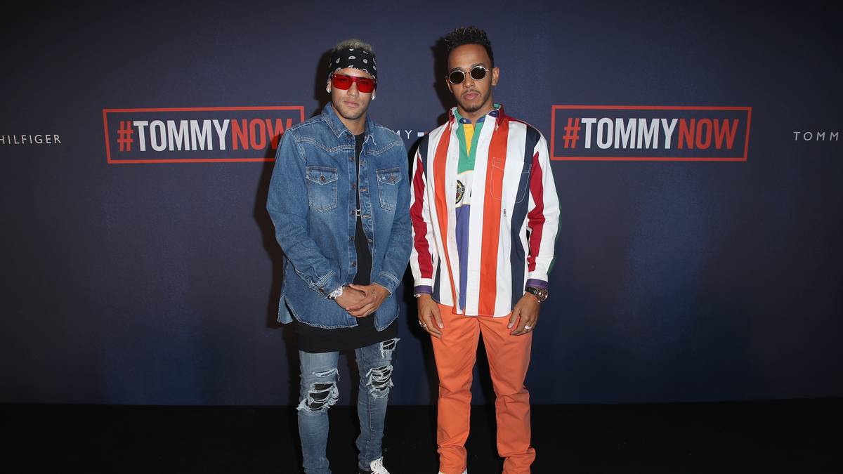 Als Models waren Neymar (l.) und Lewis Hamilton bisher nicht bekannt. Auf der London Fashion Week zeigen sich der PSG- und der Formel-1-Star jedoch mutig in äußerst farbenfrohen Outfits. Naja, wem's steht
