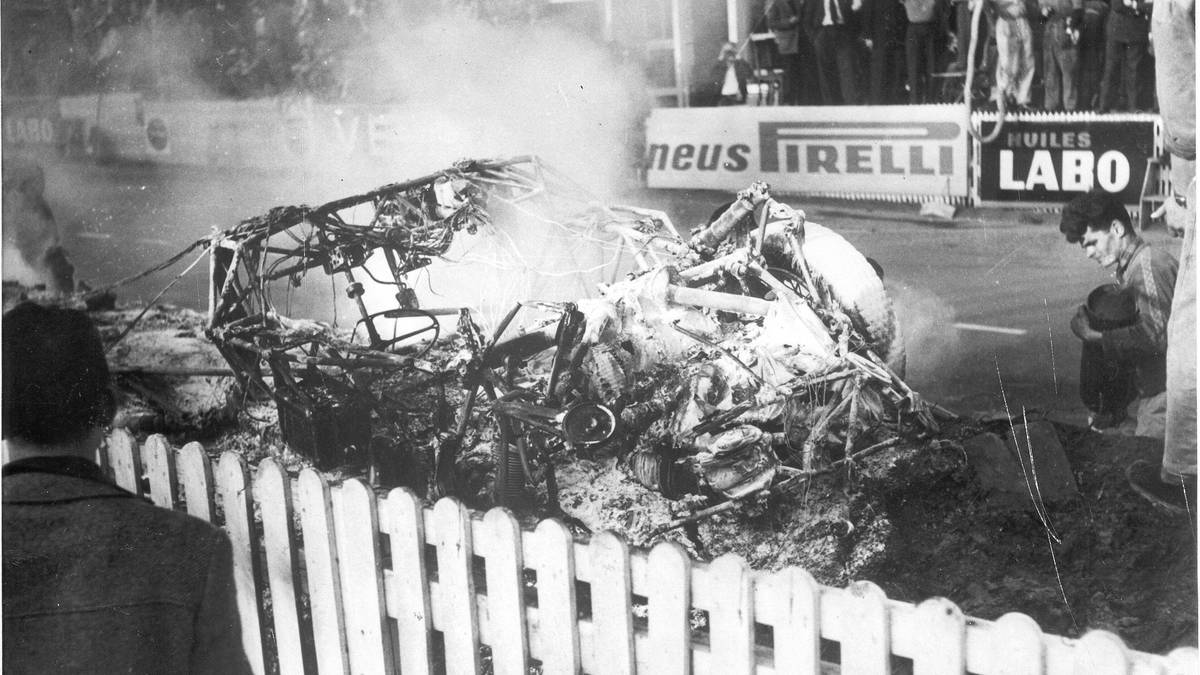 Sein Wagen geht in Flammen auf. Die Motorhaube, Teile der Vorderachse, die Luftbremse und der Motorblock werden mitten in die Zuschauerränge geschleudert. Neben dem Piloten sterben so 83 weitere Menschen