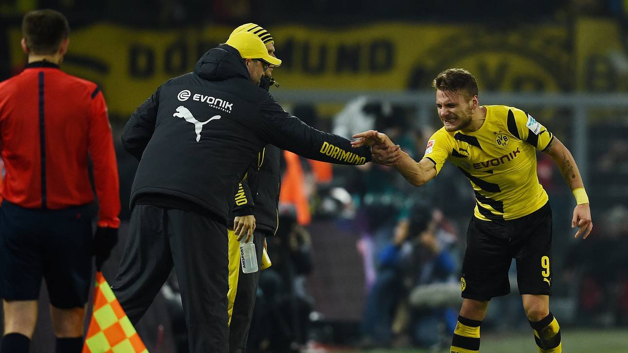 Jürgen Klopp (links) klatscht mit Ciro Immobile ab