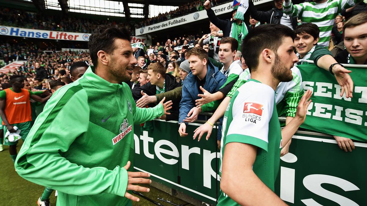 Und noch eine Bestmarke knackt Pizarro in der Saison. Am 16. April 2016 überholt er mit seinem 102. Tor Marco Bode als Rekordtorschütze der Werderaner. Die logische Konsequenz: Pizarro hängt noch ein Jahr in Bremen dran