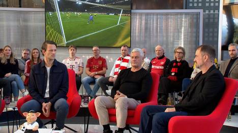 Im Doppelpass diskutiert und schwärmt die Runde vor allem von einem Stürmer und sieht ihn sogar unbedingt wieder bei der Nationalelf.