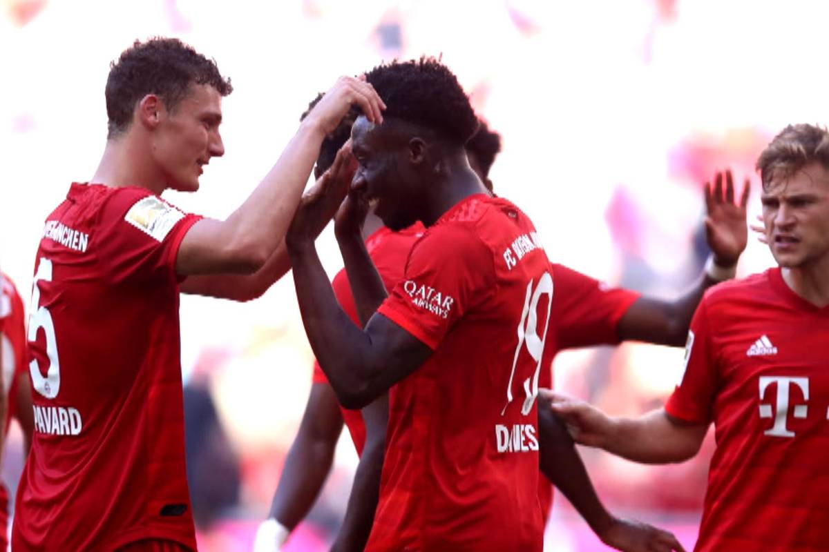 Alphonso Davies und Benjamin Pavard bilden derzeit Bayerns Außenverteidiger-Pärchen. Nach den letzten Spielen kann man die bei aber auch als verkappte Flügelzange bezeichnen und das weckt vor allem bei den Bayern-Fans positive Erinnerungen.