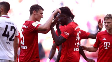 Alphonso Davies und Benjamin Pavard bilden derzeit Bayerns Außenverteidiger-Pärchen. Nach den letzten Spielen kann man die bei aber auch als verkappte Flügelzange bezeichnen und das weckt vor allem bei den Bayern-Fans positive Erinnerungen.