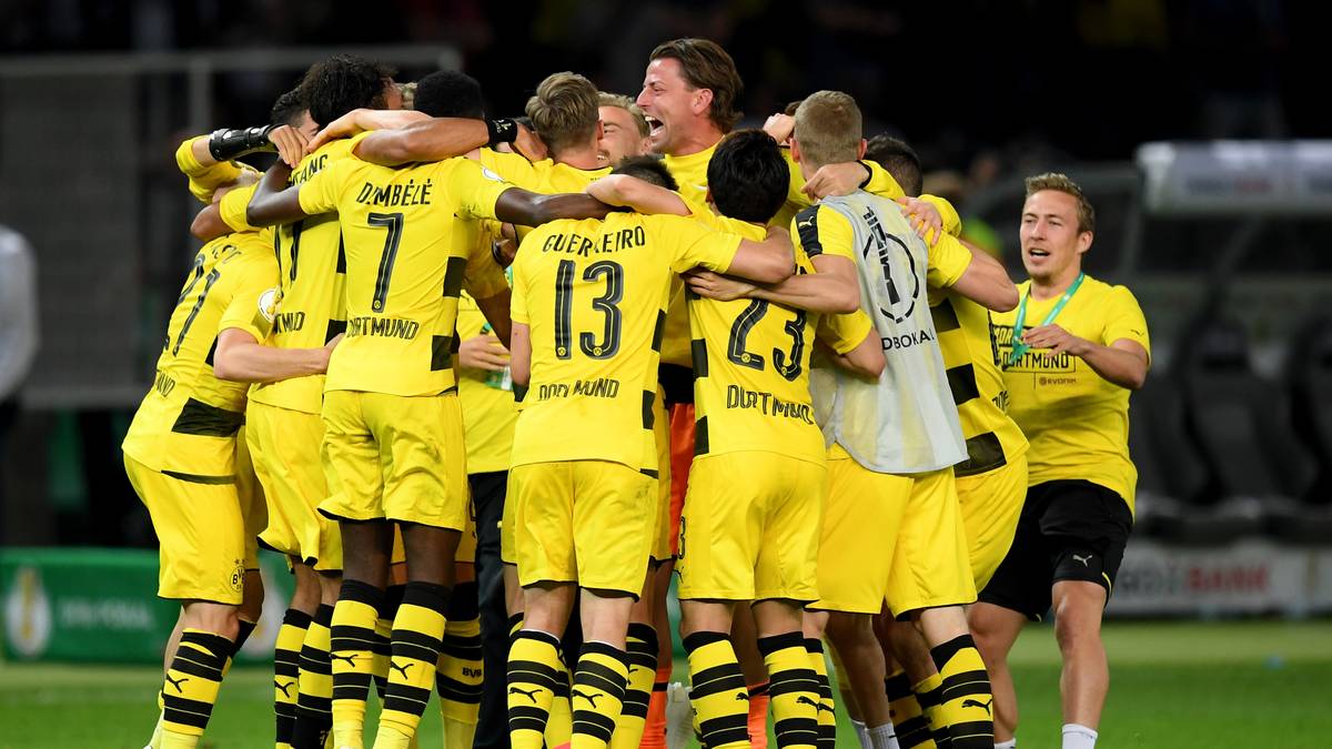 Nach dem Abpfiff zeigen auch die Dortmunder Spieler "Eintracht" und feiern gemeinsam in einer großen Jubeltraube