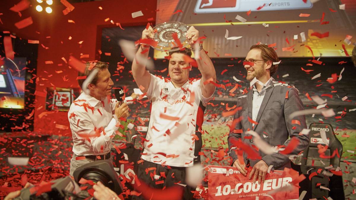 Mit großem Konfetti-Regen wurde dem 18-Jährigen die Trophäe überreicht.