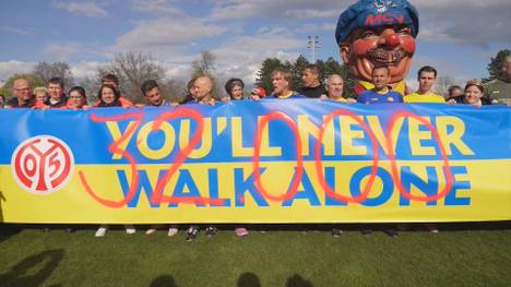 Mit dem Motto "Farbe Bekennen" kamen in Igelheim zahlreiche ehemalige Profi-Fußballer für ein Benefizspiel zusammen um Geld für die Ukraine zu sammeln.