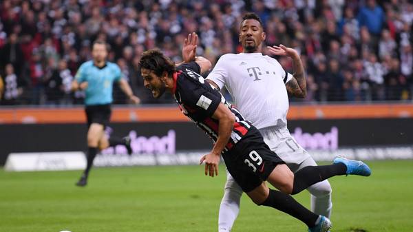 Jérôme Boateng des FC Bayern foult Eintracht Frankfurts Goncalo Paciencia