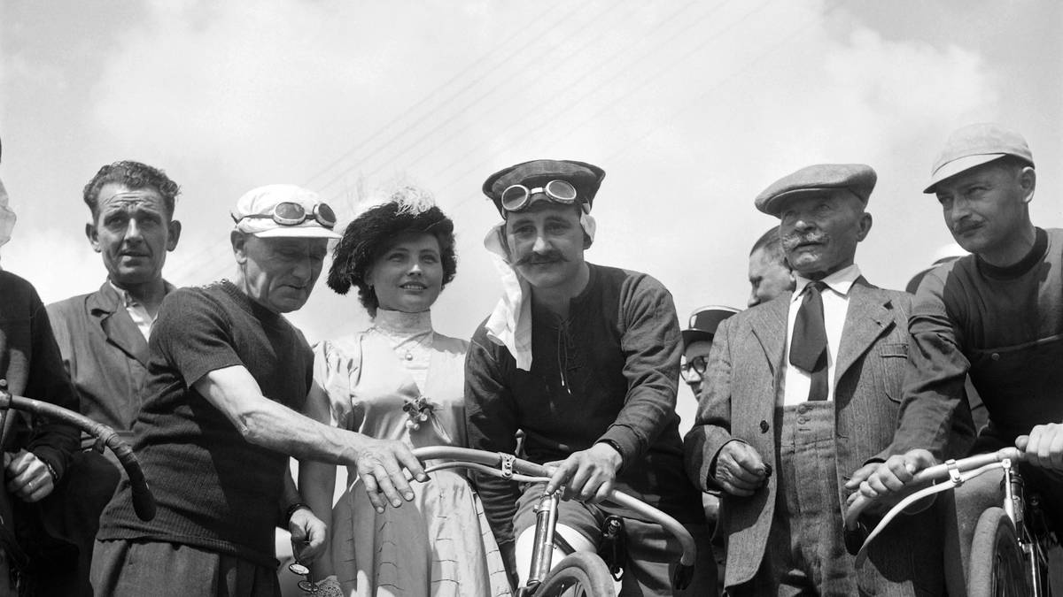 Ein einmaliges Kapitel schreibt 1913 der Franzose Eugène Christophe (2.v.l.). Der französische Hoffnungsträger kommt als Zweiter der Gesamtwertung in die Pyrenäen. Er erstürmt den Tourmalet, auf der Abfahrt bricht ihm jedoch die Gabel