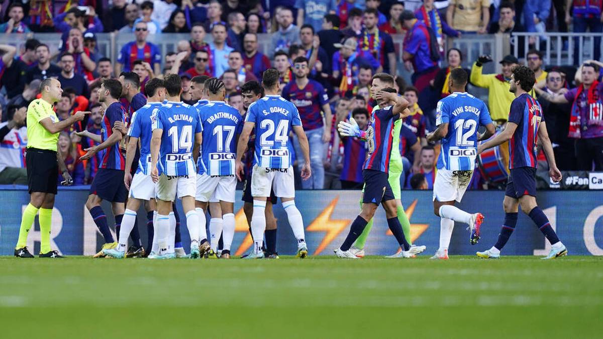 Schiedsrichter Antonio Mateu Lahoz entglitt das Derby zwischen dem FC Barcelona und Espanyol völlig