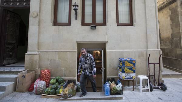 Ein Verkäufer in Baku läuft nach den Europaspielen aus seinem Laden heraus