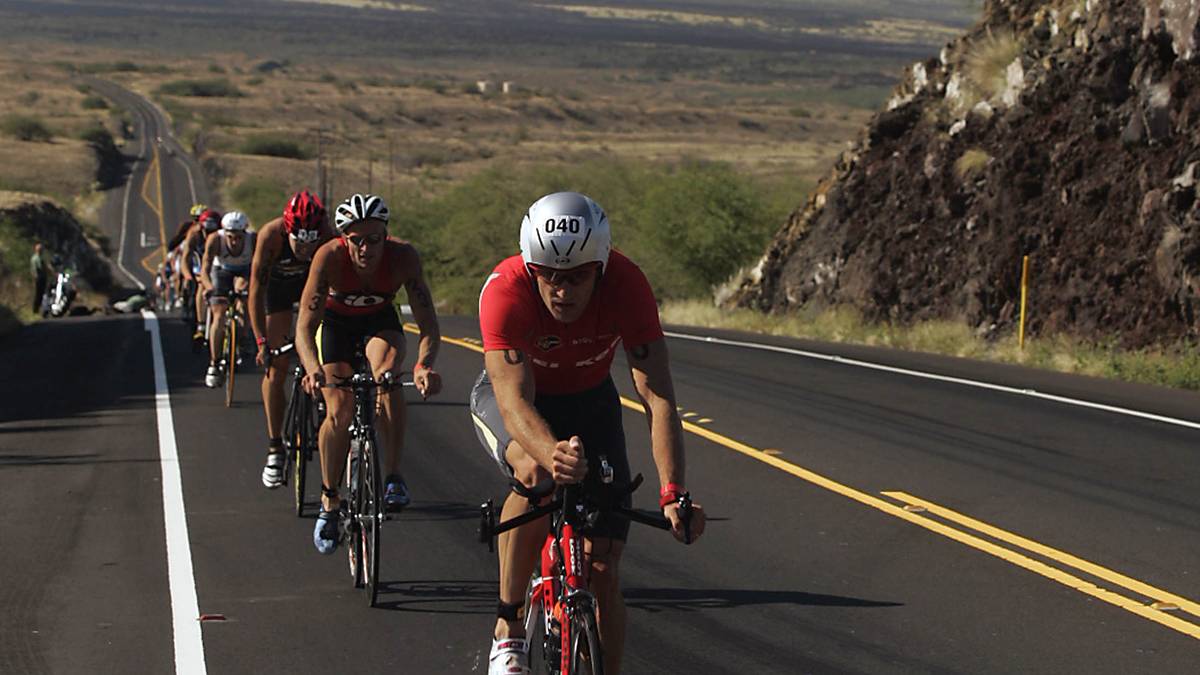 Luc van Lierde führt in Kona/Hawaii eine Radgruppe an 