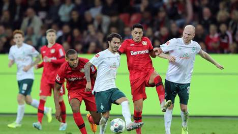 Werder-Profi Leonardo Bittencourt spielt den Ball unter Bedrängnis