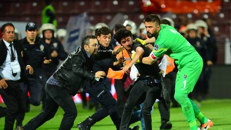 Trabzonspor-Fans attackieren einen Schiedsrichter