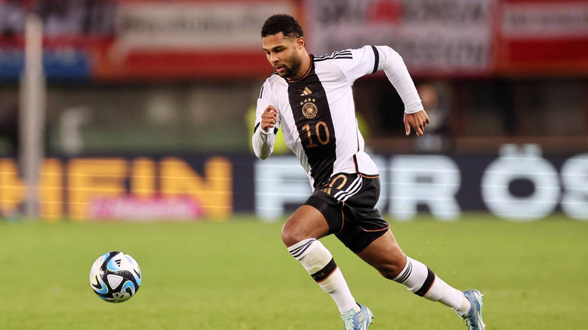 Der Flügel-Flitzer der Bayern ist DER Pechvogel im DFB-Team. Hüftprobleme, ein Unterarmbruch, ein Muskelfaserriss und schließlich ein Muskelbündelriss stoppten Gnabry auf den Weg zur EM – der 28-Jährige ist schlicht nicht fit. 
