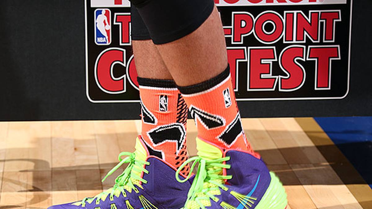 Der Italiener Marco Belinelli präsentiert sich beim Three-Point-Contest im Rahmen des All-Star Games 2014 farbenfroh - und ist am Ende sogar erfolgreich