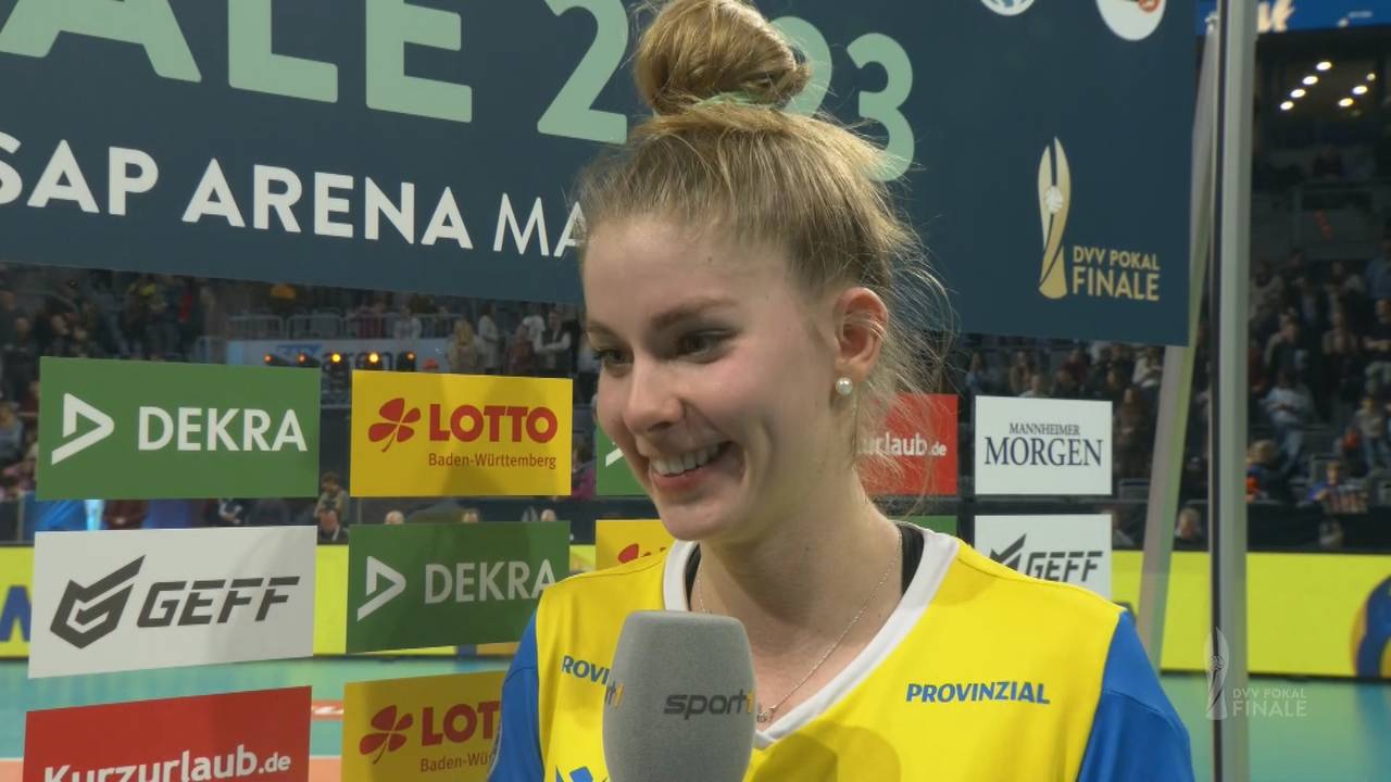 DVV-Pokalfinale: Schwerin-Zuspielerin Pia Kästner nach dem Finaltriumph