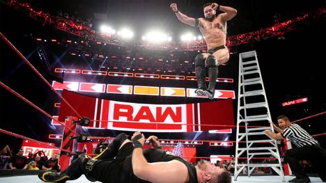 Finn Balor verpasste Kevin Owens bei WWE Monday Night RAW den Coup de Grace von der Leiter
