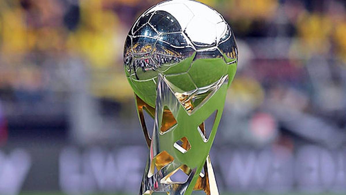 Da ist das Ding! Um diesen Pokal geht es: den Supercup. Seit 2009 wird dieser wieder offiziell ausgespielt, nachdem es im Jahr zuvor ein inoffizielles Spiel zwischen BVB und FCB gibt und die Jahre zuvor der sogenannte Ligapokal im Turniermodus ausgespielt wird. Bayern-Coach Pep Guardiola misst dem Cup übrigens große Bedeutung bei. Er sei aus Spanien nichts anderen gewöhnt, erklärt der Katalane