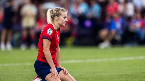 Norwegens Ada Hegerberg steht im EM-Viertelfinale gegen Italien mit einem verschossenen Elfmeter und einem Tor einmal mehr im Mittelpunkt. Ihre Trainerin stellt sich nach dem Aus hinter die Star-Spielerin.