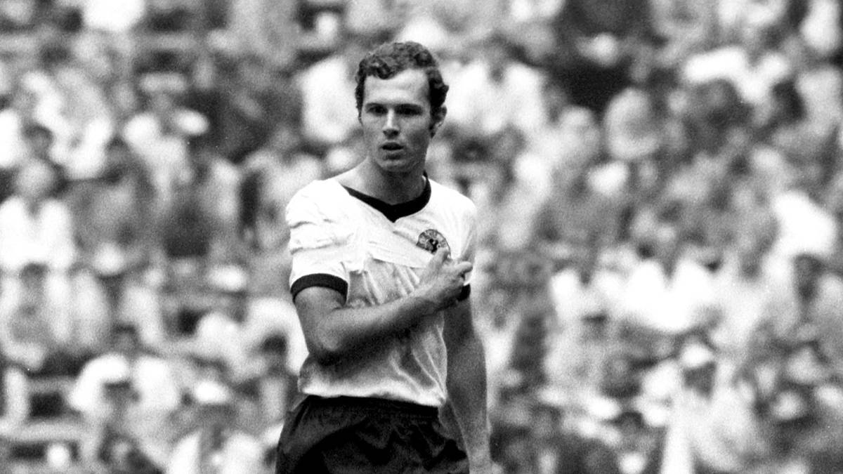 Ein Jahrhundertspieler im Jahrhundertspiel: Im Halbfinale der WM 1970 traf Deutschland mit Beckenbauer im Aztekenstadion auf Italien. Nachdem Karl-Heinz Schnellinger in der 90. Minute zum 1:1 getroffen hatte, ging das Spiel in die Verlängerung. Zu Beginn der Verlängerung kugelte sich Beckenbauer die Schulter aus. Weil das Wechselkontingent erschöpft war, spielte er weiter - und bewies, dass ihm der Ball auch mit Armschlinge noch scheinbar mühelos gehorcht
