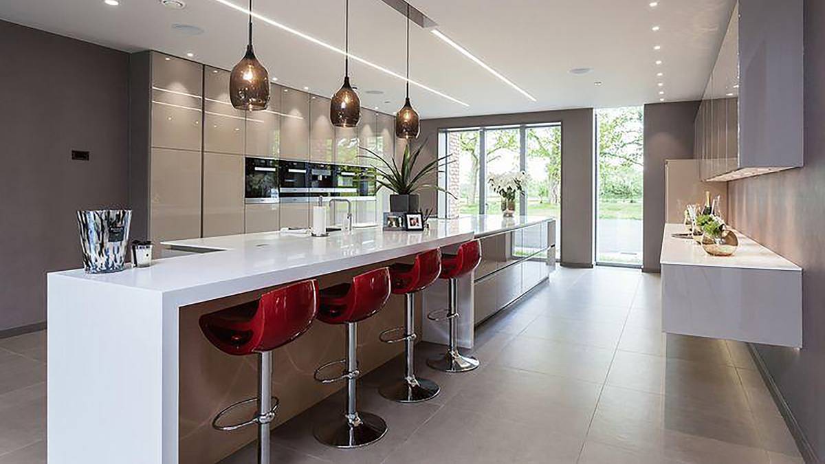 Trotz dreier Garagen und allem möglichen Schnickschnack - gegenüber den Traumvillen anderer Sportstars sieht Sterlings schlicht eingerichtete Bude fast schon ein wenig wie ein Ferienhäuschen aus. Als Gegenbeispiel dient Neymars Anwesen,...