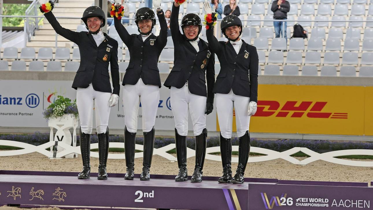 Am Vortag feierten die vier Reiterinnen Team-Silber
