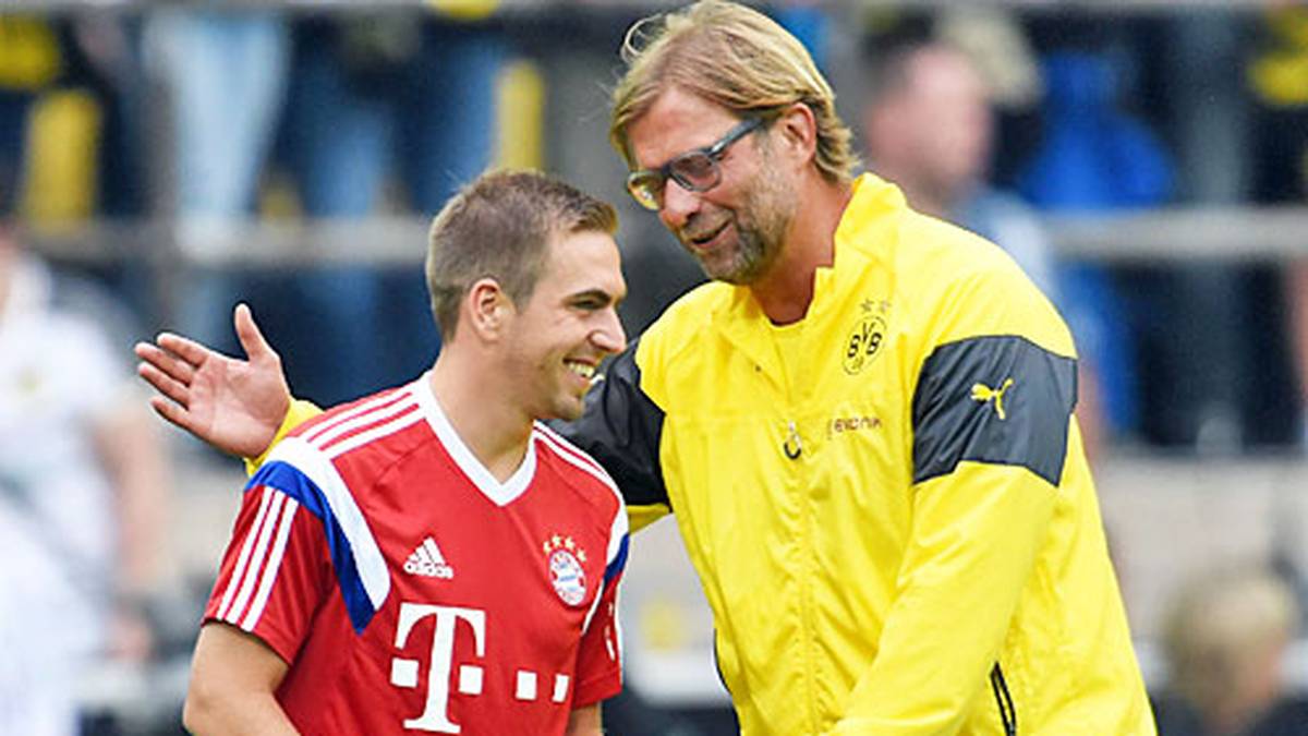 Entgegen der Ressentiments, die zwischen den Führungen beider Klubs seit Wochen herrschen, geht es auf dem Platz der Dortmunder Arena vor dem Anpfiff harmonisch zu. Weltmeister Philipp Lahm (l.) und BVB-Coach Jürgen Klopp halten einen kleinen Plausch bevor es kurz später auf dem Platz anders zur Sache geht
