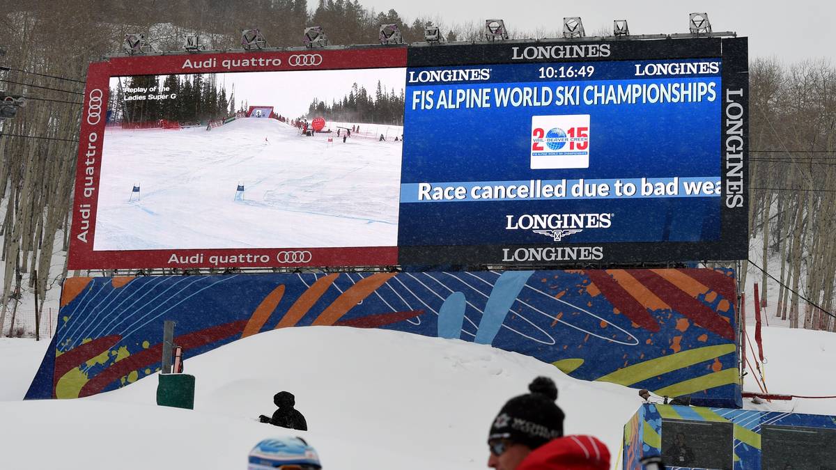 Die Riesen-Leinwand im Zielbereich wartete schon auf den ersten Starter.