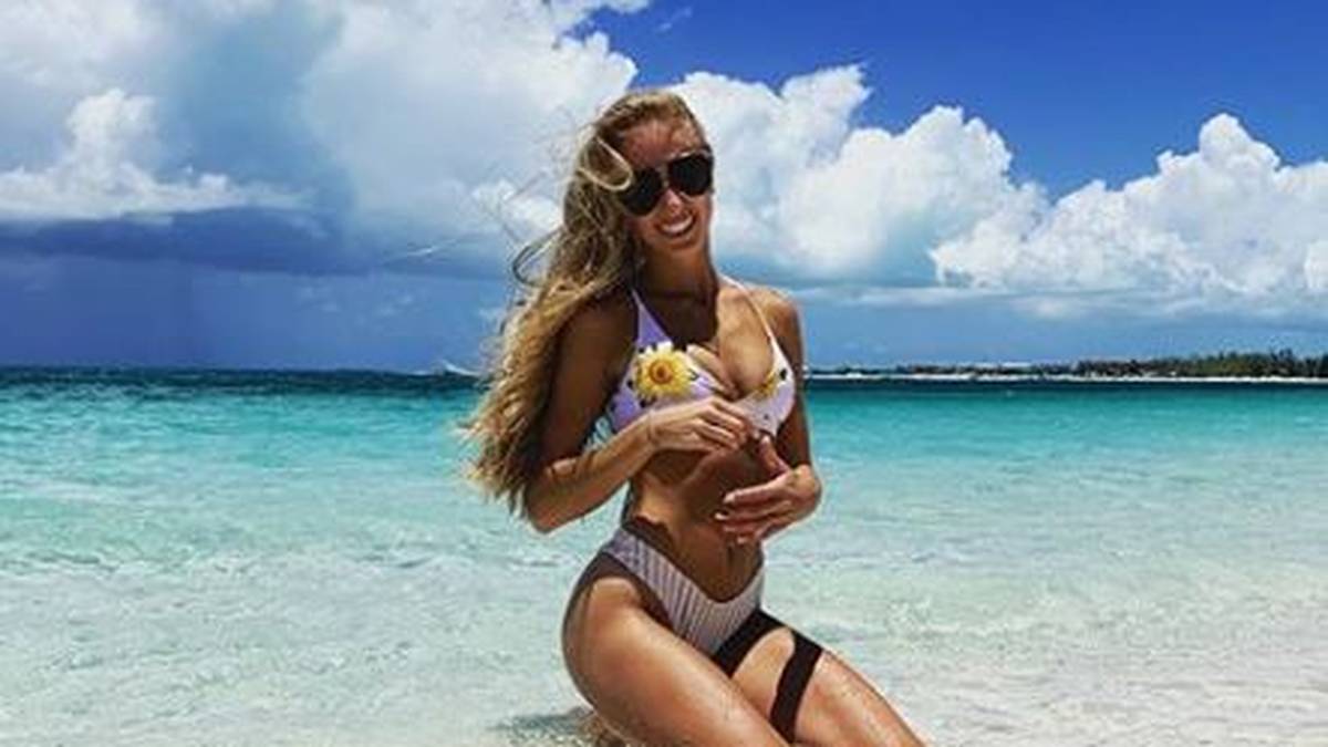 Nach der High School führten die beiden übrigens eine Fernbeziehung, Brittany zog für eine Fußball-Karriere ans Meer - allerdings nicht wie auf diesem Bild in die Karibik, sondern ins kalte Island