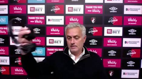 José Mourinho soll auf der Pressekonferenz zum Auftritt seiner Mannschaft befragt werden. Die Technik streikt aber und Mourinho verlässt genervt den Raum.