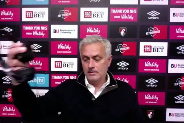 Technik versagt: Gernervter Mourinho verlässt Pressekonferenz