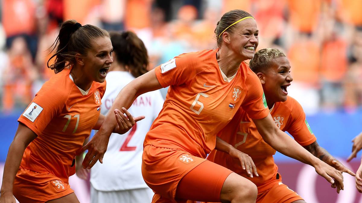 PLATZ 5 - NIEDERLANDE: Die Europameisterinnen sind ohne spielerischen Glanz zur makellosen Vorrundenbilanz und neun Punkten gekommen. Mehr drin ist nur, wenn ihre Star-Spielerin Lieke Martens den Schalter umlegen und zur Topform finden kann