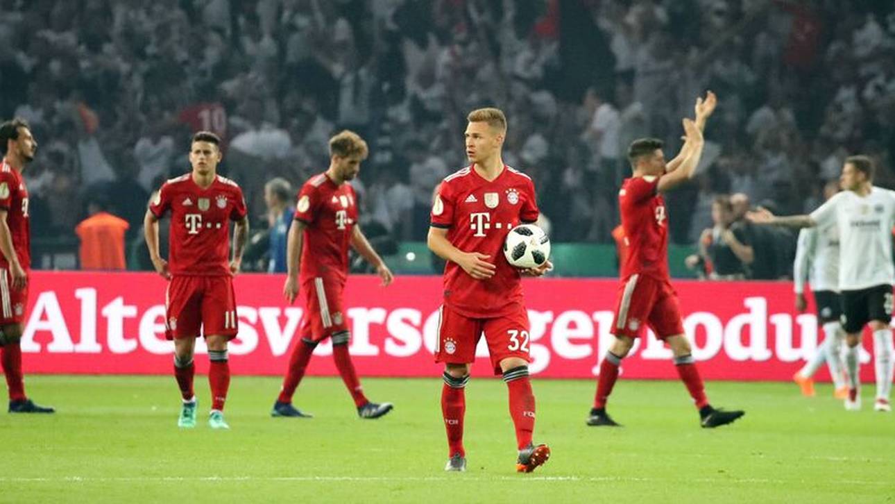 Joshua Kimmich guckt im Pokalfinale 2018 auf die Tribüne