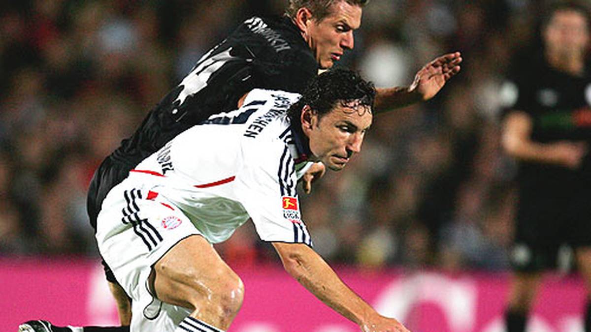 Sein Debüt gab van Bommel (r.) am 9. September 2006 im DFB-Pokalspiel beim FC St. Pauli. Die Bayern siegten mit 2:1 nach Verlängerung