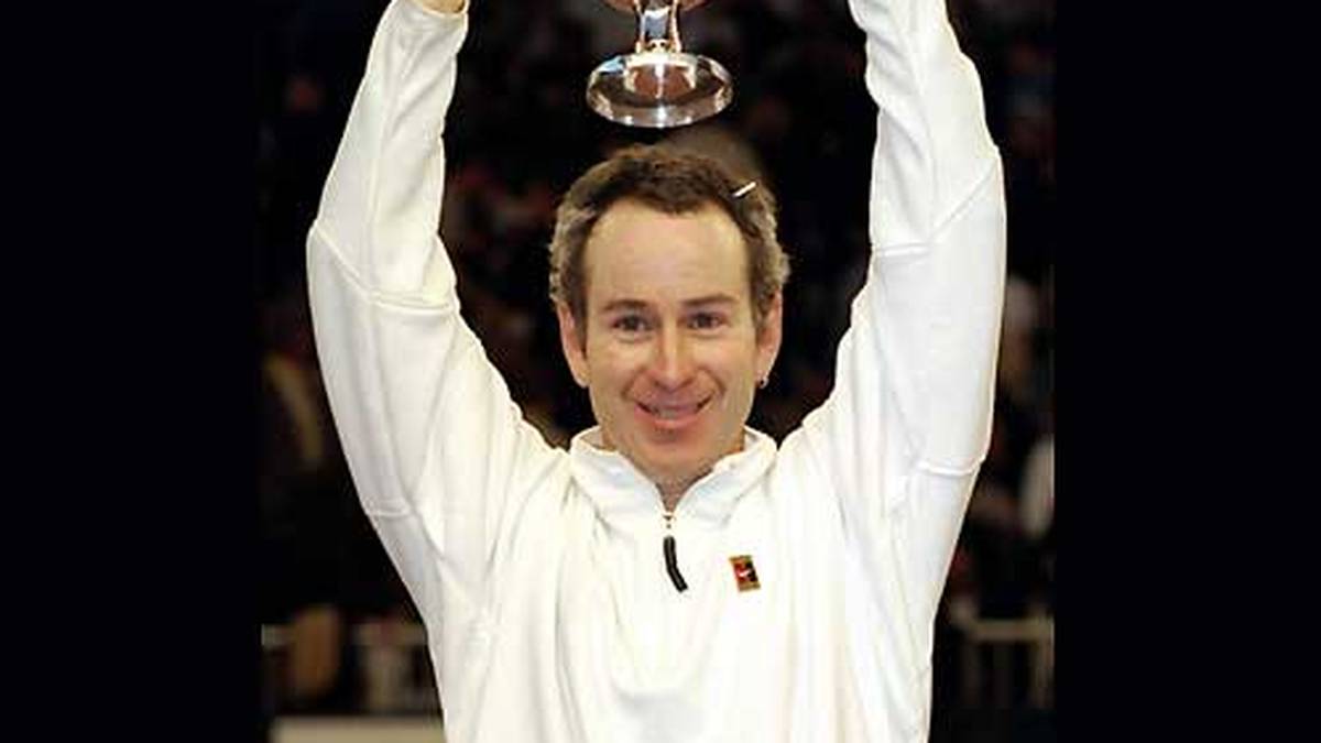 Irgendwo logisch, dass ein Typ wie McEnroe nicht der ist, der sich nach seiner aktiven Karriere still zurückzieht. Er blieb auf der ATP Champions Tour aktiv und ist bei den Showturnieren ehemaliger Größen der erfolgreichste Spieler aller Zeiten