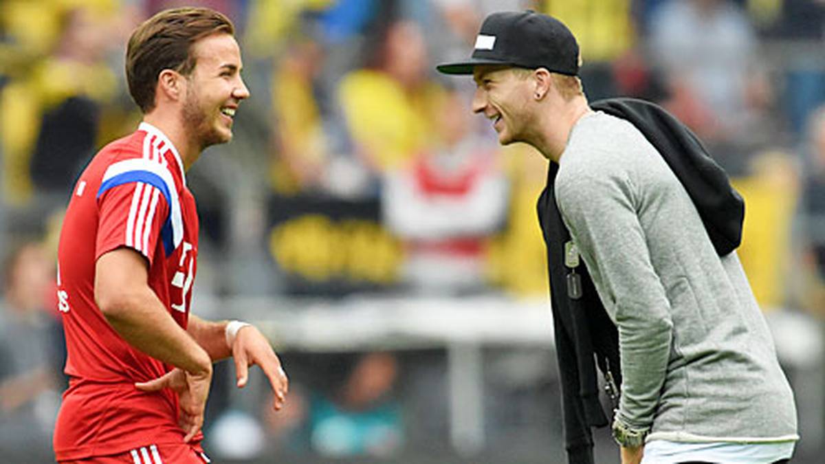 Und noch ein Small Talk am Rande des Spiels. Weltmeister Mario Götze (l.), Bayern, und BVB-Star Marco Reus gelten als gute Freunde. Entsprechend herzlich ist der Empfang für "Super Mario", wie die internationale Presse Götze nach seinem Siegtor im WM-Finale taufte, in Dortmund. Die Münchner haben es angeblich mittlerweile auch auf den 25 Jahre alten Reus abgesehen, zumindest schürt Vorstandsboss Karl-Heinz Rummenigge mit zweideutigen Aussagen um Reus' Ausstiegsklausel die Gerüchte um einen möglichen Wechsel
