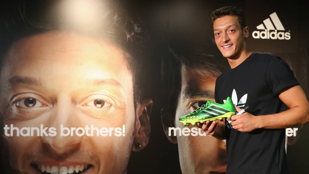 Mesut Özil ist die größte deutsche Fußball-Marke. Im Jahr 2013 schließt er einen Deal mit "Adidas" ab, der ihm in den nächsten sieben Jahren bis zu 25 Mio. Euro einbringen soll