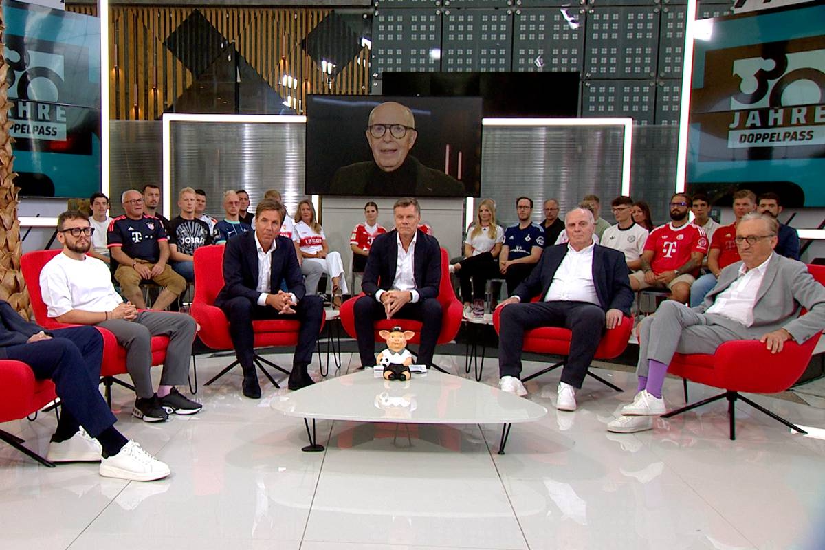 Reiner Calmund ruft überraschend im Doppelpass an und redet in gewohnter Calli-Manier munter drauf los. Uli Hoeneß kann sich eine Spitze nicht verkneifen.