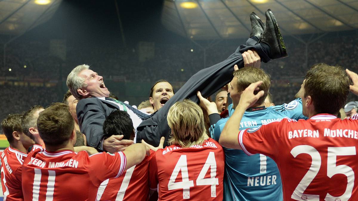 denn Heynckes kehrt 2009, nach Aufenthalten in Spanien, Portugal und Deutschland (u.a. CL-Sieg mit Real Madrid), interimsweise zu den Bayern zurück. Nach einem zweijährigen Engagement bei Bayer Leverkusen krönt sich Heynckes 2013 zum ersten deutschen Triple-Trainer mit dem Rekordmeister. Im Oktober 2017 dann Teil vier: Wieder muss Heynckes die Bayern nach einem verkorksten Saisonstart in die Spur führen. Am Ende der Saison steht Bundesliga-Titel Nummer 28. Letzte Trainerstation in der Bundesliga: FC Bayern München (17/18)