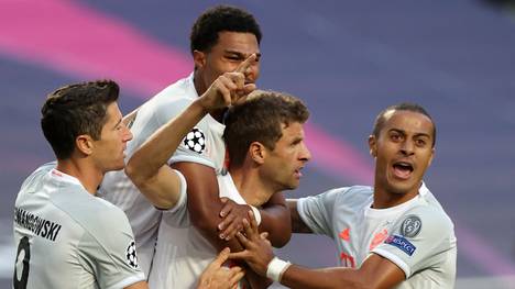 Thomas Müller (Mitte) feiert seinen Treffer gegen den FC Barcelona mit seinen Teamkollegen