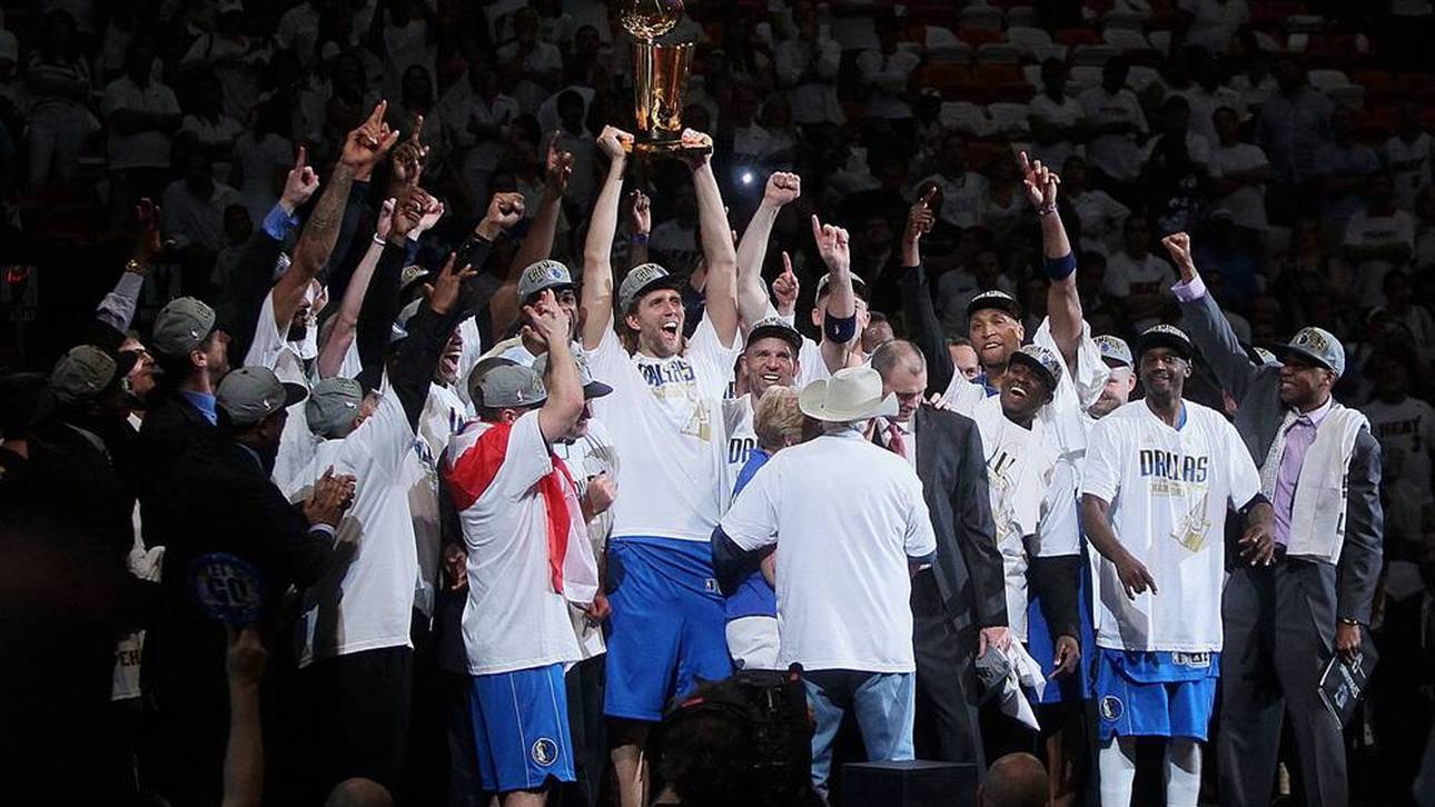 Dirk Nowitzki stemmt die Trophäe für den NBA-Titel in die Höhe