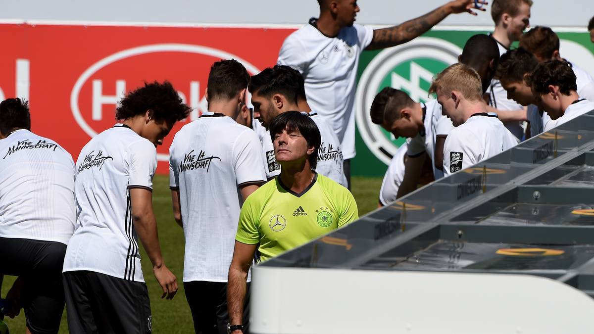 Zudem nutzt er die Pausen nach seinen Anweisungen zum Sonnen. Es könnte dem Bundestrainer wohl schlechter gehen